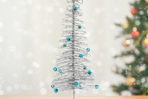 Karácsonyi, glitteres, fém karácsonyfa - 28 cm - ezüst