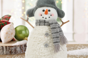 Karácsonyi hóember dekor - bot kezekkel, sapkában - 35 x 22 cm