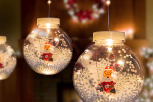 LED-es fényfüggöny - hógömb mikulással - 2,7 x 0,75 m - 110 melegfehér LED - IP44