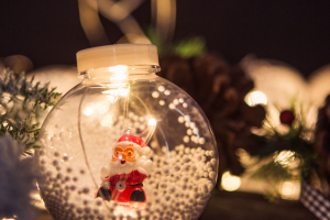 LED-es fényfüggöny - hógömb mikulással - 2,7 x 0,75 m - 110 melegfehér LED - IP44